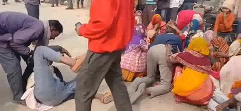 सड़क हादसे में बीएससी छात्र की मौत
शाहजहांपुर। गंगा एक्सप्रेस-वे के सर्विस रोड पर शनिवार सुबह हुए हादसे में बीएससी एग्रीकल्चर के छात्र रतनपाल की मौत हो गई, जबकि बाइक सवार उसके दो दोस्त घायल हो गए। मदनापुर थाना क्षेत्र में अज्ञात वाहन की टक्कर से यह हादसा हुआ। रतनपाल फर्रुखाबाद परीक्षा देने जा रहा था। पुलिस ने शव को पोस्टमार्टम के लिए भेजकर जांच शुरू कर दी है।