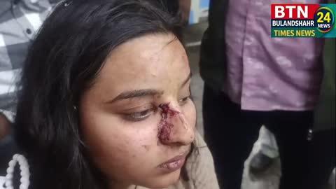 ब्रेकिंग न्यूज़
बुलंदशहर पहासू थाने के कस्बा पहासू में दबंगो ने मोमोज और चाउमिन बेचने वाले गरीब परिवार के साथ जमकर की मारपीट
दबंगों की पिटाई से गरीब परिवार के चार लोगों के आई गंभीर चोट
दबंगों के द्वारा लाठी डंडों से की गई मारपीट से दो लड़किया और दो व्यक्ति हुए गंभीर रूप से घायल
पहासू पुलिस ने चारों घायलों को पहासू CHC में कराया भर्ती
जहां पर एक लड़की के नाक में आई गंभीर चोट को देखते हुए डॉक्टर ने जिला अस्पताल के लिए किया रेफर 
पहासू थाना पुलिस घटना की बारीकी से जांच पड़ताल करने में जुटी 
पहासू थाने के कस्बा पहासू के बोहरान मौहल्ले का मामला
संवाददाता :- मनोज गिरी की रिपोर्ट
#CrimeNews #latestnewstoday #Pahasu
#bulandshahrbreaking #NewsUpdate