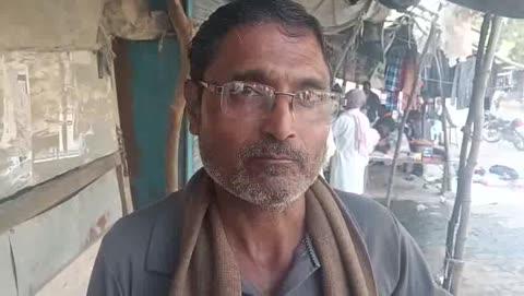 झांसी 
एनजीटी नियमों के विपरीत ग्राम मोतीकटरा में दबंगई के बल पर हो रहा है अवैध खनन*
गरौठा झांसी।तहसील अंतर्गत ग्राम मोतीकटरा मैं अवैध खनन व्यापक पैमाने पर बिना किसी भय के दिन रात चल रहा है। ग्रामीणों ने बताया कि संजीव कुमार गुप्ता के नाम से ग्राम मोतीकटरा में घसान नदी पर झांसी जिले में खनन का पट्टा है।
लेकिन बालू घाट चलाने वाले लोग जहां पट्टा है वहां से बालू ना उठाकर ग्राम समाज की जमीन से बालू का अवैध खनन कर रहे हैं।
वही पोकलैंड मशीनों के द्वारा नदी की जलधारा मोड़कर नदी का सीना चीर का बड़े पैमाने पर बालू निकाल रहे हैं।
आज ग्रामीणों की शिकायत पर पत्रकार जब बालू घाट पर कवरेज करने गए तो वहां पर घाट पर रहने वाले लोगों ने पत्रकारों को कवरेज करने से रोका और झगड़ा करने पर आमादा हो गए कुछ पत्रकारों के कैमरे एवं मोबाइल छीन लिए और बनाए गए वीडियो डिलीट करने को कहने लगे जिसका पत्रकारों ने विरोध किया तो वह लोग कहने लगे कि अगर तुम लोगों ने अपने अपने मोबाइलों से और कैमरा से वीडियो डिलीट नहीं किये तो तुम सब पत्रकारों को फर्जी मुकदमे में फसवा देंगे। जिसकी शिकायत तुरंत पत्रकारों ने उपजिलाधिकारी गरौठा एवं कोतवाली प्रभारी निरीक्षक गरौठा को दी बालू घाट वालों ने कुछ पत्रकारों के नाम फर्जी मुकदमा पंजीकृत कराने के लिए कोतवाली में प्रार्थना पत्र दिया। पत्रकारों ने भी बालू घाट वालों के विरुद्ध प्रार्थना पत्र दिया। कोतवाली प्रभारी निरीक्षक विनय कुमार साहू ने तुरंत एक पुलिस टीम गठित कर बालू घाट पर हुए बाद बिबाद की जांच के लिए भेजी उप जिला अधिकारी से पत्रकारों ने इस संबंध में बात की तो उप जिलाधिकारी ने पत्रकारों से कहा कि यदि ग्राम समाज की जमीन से बालू उठाई जा रही है।
इसकी जांच करवा कर उनके विरुद्ध कार्रवाई की जाएगी। 
इस संबंध में पत्रकारों का कहना है कि यदि अवैध खनन करने वालों के विरोध कार्यवाही नहीं की गई तो पत्रकार तहसील मुख्यालय पर धरना प्रदर्शन करने के लिए मजबूर होंगे।