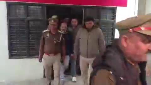 यूपी –
जिला हमीरपुर में 55 दिन से लापता BJP नेता/MP प्रत्याशी प्रीतम सिंह लखनऊ में मिले। वो एक घर में दुबके हुए थे। पुलिस अब उन्हें हाईकोर्ट में पेश करेगी।
18 अक्टूबर को प्रीतम सिंह के पेट्रोल पंप पर झगड़ा हुआ। पुलिस उन्हें थाने पर ले आई। इसके बाद वो घर नहीं लौटे।
कहा जा रहा है कि पुलिस को सबक सिखाने के लिए BJP नेता ने खुद के गायब होने का नाटक किया। इस दौरान पुलिस पर BJP नेता की हत्या करने तक के आरोप लगे। 8 दिसंबर को हाईकोर्ट ने 1 हफ्ते में BJP नेता को बरामद करके पेश करने का आदेश दिया था।