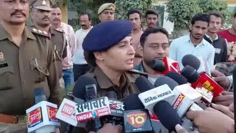 झांसी। 
गैंग बनाकर अपराध को अंजाम देने के आरोप में गैंगस्टर एक्ट के तहत की गई कार्यवाही पर जिलाधिकारी के निर्देशन में एसएसपी के नेतृत्व में पुलिस ओर प्रशासनिक अमला ने पूर्व विधायक दीप नारायण सिंह यादव की बीस करोड़ की संपत्ति कुर्क कर ली है। पुलिस ओर प्रशासनिक टीम ने डुगडुगी पिटवा कर संपत्ति को कुर्क करते हुए चेतावनी बोर्ड लगा दिया है।
शनिवार को सीओ सिटी, प्रशासनिक टीम ने मेडिकल कॉलेज के पीछे करगुवा मन्दिर के पीछे समाजवादी पार्टी के पूर्व विधायक दीप नारायण सिंह यादव की अपराध से अर्जित बीस करोड़ की संपत्ति को आज कुर्क करते हुए उस पर चेतावनी बोर्ड लगा दिया है। आपको बता दे कि समाजवादी पार्टी के पूर्व विधायक दीप नारायण सिंह यादव पर अभी हाल ही में मोठ थाना में डकैती ओर रंगदारी के आरोप में मुकदमा दर्ज किया गया है। इस मुकदमे में आरोपी पूर्व विधायक अभी पुलिस की पकड़ से फरार चल रहे है। इस मामले में दो आरोपी अनिल यादव ओर अशोक गोस्वामी जेल जा चुके है। पुलिस ने इसके पूर्व दो दिन पहले गैंगस्टर में वांछित होने पर पूर्व विधायक की गिरफ़्तारी नहीं होने पर उनकी बीस करोड़ 52 लाख की संपत्ति पर कुर्क होने का नोटिस जारी कर दो दिन में हाजिर होने की चेतावनी दी थी। आज पुलिस ओर प्रशासनिक अमला ने करगुवा ओर मून सिटी पहुंच कर संपत्ति कुर्क कर ली है।