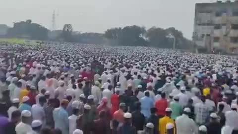 पश्चिम बंगाल मुर्शिदाबाद मे बाबरी मस्जिद - 2 निर्माण स्थल पर पहला जुमा पढ़ा गया , जुमे की नमाज़ मे लगभग 7000 से ज़्यादा लोगो ने हिस्सा लिया , जुमे की नमाज के बाद मुसलमानो ने देश मे शांति और अमन की दुआ मांगी ,
जुमे की नमाज़ के बाद मस्जिद के निर्माण के लिए लगाई गयी सभी पेटियों मे 1 करोड़ से ज़्यादा चंदा आया, जो अपने आप मे एक रिकॉर्ड है ,