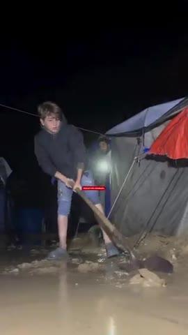 फिलिस्तीनियों की ज़िंदगी अभी भी परेशानियों से भरी हुई है!
आतंकी इसराइल में सब कुछ तबाह कर दिया!
ये फिलिस्तीनी बच्चा टेंट के सामने जमे पानी को निकाल रहा है!
अल्लाह फिलिस्तीन के लोगो को सब्र दे, अच्छी ज़िंदगी दे!
#Palestine #Gaza