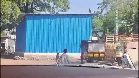 *छत्रपति संभाजीनगर में लगभग 6 एकड़ हिंदुओं की जमीन पर अवैध अतिक्रमण करके अब बीच रास्ते में ही किया जा रहा है अवैध मस्जिद का निर्माण*
महाराष्ट्र का छत्रपति संभाजी नगर और इस संभाजी नगर के जाफर गेट परिसर में गोविंद गिरनी नाम से एक कॉटन मिल हुआ करती थी जिसका अस्तित्व आजादी के पहले से था और इस गोविंद गिरने के मालिक एक हिंदू परिवार है पर पिछले कुछ सालों में गोविंद गिरनी परिसर जो कि हिंदुओं की जमीन है इस जमीन को पहले तो वफ़ बोर्ड की प्रॉपर्टी बताकर हथियाने की कोशिश की गई जिसके चलते इस जमीन के मालिक ने कोर्ट में गुहार लगाई थी और  जब तक इस केस में कोई फैसला नहीं आता तब तक के लिए कोर्ट ने स्टे दिया था पर उसके बाद शुरू होता है असली खेल कैसे  यहां का स्थानिक  गुंडा मुश्ताक बिल्डर जिसके ऊपर पुलिस ने पहले भी कड़ी कार्रवाई की है और जिसपर मर्डर का मामला चला था और इस मुश्ताक बिल्डर का भाई सैयद मुमताज ने अपने कुछ साथियों के साथ मिलकर पहले तो गोविंद गिरनी प्रॉपर्टी की तकरीबन 6 एकड़ जमीन पर अवैध कब्जा किया और तकरीबन 30 से 40 मुस्लिम परिवारों को यहां बसाया ये जो सैयद मुमताज है उसका वफ़ बोर्ड में कही अधिकारियों के साथ मिलकर इस हिंदुओं की  जमीन  हड़पने की कोशिश जारी है कहा तो यह भी जा रहा है कि हिंदुओं के जमीन पर अवैध कब्जा करके रहने वाले इन परिवारों में कुछ रोहिंग्या और बांग्लादेशी परिवार भी शामिल है जिन्हें एक सोची समझे षड्यंत्र के तहत मुश्ताक बिल्डर और उसके भाई सैयद मुमताज ने यहां बसाया जिसके चलते इस परिसर में रह रहे हिंदुओं का रहना दुश्वार हुआ है यह अवैध घुसपैठिए कभी भी हिंदुओं के घरों में घुस जाते हैं हिंदुओं के बहू बेटियों से छेड़खानी करते हैं और यहां से चले जाने को धमकाते हैं परिसर में एक छोटा सा मंदिर है वहां पर भी जाने से हिंदुओं को मना किया जा रहा है और अब मुस्ताक बिल्डर और सैयद मुमताज ने अपने साथियों के साथ मिल कर रोड बंद कर हिंदुओं के जमीन पर बड़ी अवैध मस्जिद का निर्माण कर रहा है जिसके चलते हिंदुओं में आक्रोश देखा जा रहा है और अगर इस अवैध मस्जिद निर्माण को रोका नहीं गया,, आने वाले कुछ ही वर्षों में यहां पर इस अवैध अतिक्रमण की हुई जमीन पर बड़ी-बड़ी इमारत दिखेगी,,, इस प्रॉपर्टी के असली मालिक जो की एक हिंदू परिवार है उनका कहना है कि शहर में हर तरफ महानगरपालिका आवेदन अतिक्रमण पर कार्रवाई कर रही है लेकिन इस इतने बड़े  अतिक्रमण पर प्रशासन की नजर क्यों नहीं,,,