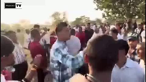 छत्तीसगढ़ के दुर्ग में परसोदा में....
VHP-बजरंग दल के सदस्यों ने दूसरे गांव वालों के साथ मिलकर 85 साल के एक दलित ईसाई आदमी को पब्लिक श्मशान घाट में दफनाने का विरोध करते हुए प्रदर्शन किया।
जब दोनों पक्ष पीछे हटने को तैयार नहीं हुए तो तनाव बढ़ गया। स्थिति को कंट्रोल करने के लिए पुलिस को दखल देना पड़ा।
बाद में अधिकारियों ने परिवार को पब्लिक श्मशान घाट के बजाय अपनी निजी ज़मीन पर शव को दफनाने का निर्देश दिया।