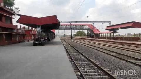 मखदुमपुर स्टेशन पर ट्रेन से उतरकर घर जाने के दौरान टेम्पू चालक ने छात्रा के साथ किया दुष्कर्म
पुलिस ने आरोपी टेम्पो चालक को गिरफ्तार कर भेजा जेल
मखदुमपुर। शुक्रवार की शाम लगभग 7 बजे परीक्षा देकर एक छात्रा ट्रेन से मखदुमपुर स्टेशन पर उतरी जहां से अपने घर जाने के लिए टेंपो तलाश करने लगी। इसी दौरान एक टेंपो चालक ने उसे रिजर्व करके पहुचाने पर राजी हुआ ।छात्रा ने टेंपो रिजर्व कर घर जाने लगी। इसी बीच टेंपो चालक ने आधे रास्ते में ले जाकर सुनसान जगह देख टेम्पू रोका और छात्रा के साथ दुष्कर्म का अंजाम दिया। दुष्कर्म करने के बाद टेंपो चालक ने छात्रा को मखदुमपुर बाईपास के समीप लाकर उतार दिया। वही पीड़ित छात्रा ने तत्परता दिखाते हुए टेंपो का तस्वीर अपने मोबाइल में खींच ली और सीधे मखदुमपुर थाने में जाकर आपबीती बताई, घटना की सूचना पाकर मखदुमपुर थाने की पुलिस हरकत में आई और मोबाइल पर खींची तस्वीर में जो टेंपो का नंबर था उसके आधार पर टेंपो चालक को गिरफ्तार कर लिया। टेंपो चालक की पहचान भीमपुरा गांव निवासी वृज कुमार उर्फ छोटू के रूप में की गई है। जो वर्तमान में मखदुमपुर में घर बनाकर रह रहा है। पूरे घटना की पुष्टि करते हुए घोसी एसडीपीओ 2 संजीव कुमार ने बताया कि पुलिस को घटना की सूचना मिलते ही फौरन आरोपी युवक टेंपो चालक को गिरफ्तार कर जेल भेजा गया है। साथ ही मामले की छानबीन की जा रही है। वही महज़ 7 बजे शाम में ही टेंपो चालक द्वारा परीक्षा देकर लौट रही छात्रा के साथ इस तरह की घटना को लेकर पूरे दिन मखदुमपुर बाजार में चर्चा का विषय बना रहा, साथ ही अभिभावकों के मन में बच्ची को लेकर चिंता देखा गया।