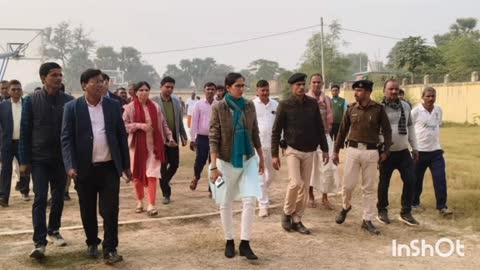 डीएम ने धराउत स्थित दो विद्यालयों का किया निरीक्षण, अधिकारियों को दिए आवश्यक निर्देश
शनिवार को जिला पदाधिकारी अलंकृता पांडे ने मखदुमपुर प्रखंड के धराउत पंचायत स्थित दो महत्वपूर्ण शैक्षणिक संस्थानों का निरीक्षण किया। इस दौरान उन्होंने डॉ. भीमराव अंबेडकर आवासीय विद्यालय के कैंपस का निरीक्षण किया तथा इसके साथ ही उत्क्रमित माध्यमिक विद्यालय 10+2 धराउत का भी जायजा लिया।
निरीक्षण के क्रम में जिला पदाधिकारी ने विद्यालय परिसर में चल रहे कार्यों की समीक्षा की और उपस्थित अधिकारियों को कई आवश्यक दिशा-निर्देश दिए। उन्होंने डॉ. भीमराव अंबेडकर आवासीय विद्यालय में चारदीवारी निर्माण कार्य को शीघ्र पूर्ण कराने का निर्देश कार्यपालक अभियंता, भवन निर्माण विभाग को दिया। साथ ही पूरे विद्यालय परिसर के सौंदर्यीकरण एवं साफ-सफाई की समुचित व्यवस्था सुनिश्चित करने पर विशेष जोर दिया। इसके अतिरिक्त विद्युत कनेक्शन से संबंधित कार्यों में तेजी लाने का भी निर्देश दिया गया, ताकि विद्यालय की शैक्षणिक गतिविधियों में कोई बाधा न आए।
वहीं जिला पदाधिकारी ने उत्क्रमित माध्यमिक विद्यालय 10+2 धराउत में अध्ययनरत छात्र-छात्राओं से बातचीत कर उनकी पढ़ाई, सुविधाओं एवं समस्याओं की जानकारी ली। उन्होंने विद्यालय परिसर में उपलब्ध खेल संरक्षण सामग्री का भी निरीक्षण किया और विद्यार्थियों को खेलकूद के प्रति प्रोत्साहित किया।
इस अवसर पर जिला एवं प्रखंड स्तर के कई पदाधिकारी उपस्थित थे, जिन्होंने जिला पदाधिकारी को विद्यालय से संबंधित विभिन्न जानकारियां उपलब्ध कराईं।