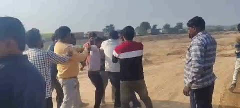 झांसी गरौठा क्षेत्र मोथीकटरा घाट पर आज पत्रकारों एवं बालू घाट वालों से हुआ झगड़ा झगड़ा के दौरान हुई धक्का मुक्की घाट वालों ने पत्रकारों पर आरोप लगाते हुए कहा थाने में तहरीर दी पत्रकारों पर आरोप लगाया की रंगदारी व बालू ट्रक भरवाने को लेकर हुआ यह बड़ा झगड़ा गौरव ठाकुर वाली में दोनों तरफ से आए प्रार्थना पत्र कोतवाली प्रभारी घटना की जांच करने मैं लगे हुए हैं बालू घाट वालों ने नेशनल एसोसिएशन संगठन के दो पत्रकारों पर रंगदारी मांगने का लगाया आरोप शुगर सिंह महेंद्र रैकवार