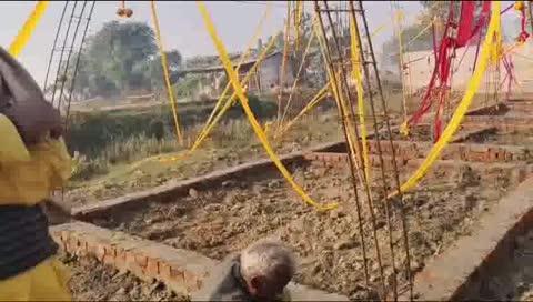 *शिवमंगल साह,अनुमंडल ब्यूरो चीफ, सिकरहना ढाका पूर्वी चंपारण, दैनिक अयोध्या टाइम्स बिहार।* *
सिकरहना अनुमंडल के चिरैया प्रखंड अंतर्गत परेवा पंचायत में लगभग सवा करोड़ के पंचायत सरकार भवन बनाने में हो रही काफी गड़बड़ी 
परेवा पंचायत के वार्ड नंबर 01 के वार्ड सदस्य अरुण पासवान द्वारा पंचायत में बन रहे पंचायत सरकार भवन बनाने में घोर लापरवाही बरतने का आरोप लगाया है। इनके साथ साथ कई लोगों ने भी कहा है कि अगर इस तरह से पंचायत सरकार भवन का निर्माण होगा तो यह घर ज्यादा समय तक नहीं टिक पाएगा। लोगों ने बताया कि इसमें दो नंबर का ईंट लगाया जा रहा हैं और फाउंडेशन कम से कम चार से पांच फीट नीचे के लगाना चाहिए लेकिन मुखिया जी द्वारा इक फिट नीचे से फाउंडेशन का काम करवाया जा रहा है। बिहार के पंचायत सरकार भवन का निर्माण सरकार द्वारा प्राथमिकता दे कर कारवाई जा रही है। इस कार्य को पूर्व मुखिया पति विजय कुमार यादव द्वारा कराया जा रहा था, जिसके बाद उनके चुनाव हारने के बाद वर्तमान मुखिया पति सुरेश प्रसाद यादव द्वारा अधूरा पड़े कार्य को कराया जाने लगा, जिसपर काफी गड़बड़ी किए जाने पर कई बार ग्रामीणों द्वारा कार्य को बंद करवाया गया तथा कई बार इस पर पत्रकारों द्वारा न्यूज भी चलाया गया, इस तरह करते धरते पंचायत सरकार भवन का निर्माण किया गया। उसमें गार्ड रूम, किचेन रूम, शौचालय का निर्माण शुरू किया गया है जिसमें काफी गड़बड़ी की जा रही है, इसमें फाउंडेशन का कार्य में चार फीट की जगह इक फिट नीचे से मात्र काम किया जा रहा है, और दो नम्बर ईंट से जोड़ाई का काम और छह छड़ के जगह पर चार छड़ लगाकर ही तथा एक एक फिट पर रिंग बांध कर पिलर का कार्य किया जा रहा है। इससे यह घर काफी कमजोर होगा जो जल्द ही गिर कर धराशाही हो जाने की संभावना है। इसमें मुखिया पति सुरेश प्रसाद यादव द्वारा बताया जा रहा है कि इस कार्य को LEO जेई द्वारा आकर इस तरह से कार्य करने के लिए कहा गया है। सभी कार्य ठीक ठाक से कराया जाएगा। तथा स्टीमेट दिखाने से पूछे हट गए। उसके बाद प्रखंड के बाराबाबु और पंचायत सचिव से बात करने पर बताया गया कि इस पर शिकायत कीजिए तो उस पर जांच होगी उसके बाद गड़बड़ी पाई जाने पर उचित कारवाई होगी और उसे हटाकर पुनः सुधार कर इसे नए सिरे से बनाना होगा। अब देखना है कि शिकायत आवेदन तथा न्यूज चलने के बाद विभागीय अधिकारी द्वारा क्या कारवाई की जाती है। अरुण पासवान द्वारा इस संबंध में कई अधिकारियों को पत्र लिखा है, जिसमें प्रखंड विकास अधिकारी चिरैया, प्रखंड पंचायत राज पदाधिकारी चिरैया, अनुमंडल पदाधिकारी सिकरहना ढाका, जिला पंचायत राज पदाधिकारी मोतिहारी, जिला अधिकारी मोतिहारी है।