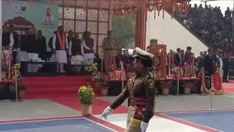 राजगीर में 1218 प्रशिक्षु पुलिस अवर निरीक्षकों की दीक्षांत परेड, मुख्यमंत्री नीतीश कुमार ने ली सलामी, पहली बार 3 ट्रांसजेंडर भी शामिल
शंकर कुमार सिन्हा, जिला ब्यूरो चीफ, दैनिक अयोध्या टाइम्स बिहार, नालंदा बिहार।
13 दिसंबर 2025
राजगीर/नालंदा, बिहार के मुख्यमंत्री  नीतीश कुमार शनिवार को नालंदा जिला स्थित बिहार पुलिस अकादमी, राजगीर में आयोजित प्रशिक्षु पुलिस अवर निरीक्षकों के दीक्षांत परेड समारोह में शामिल हुए। इस अवसर पर मुख्यमंत्री ने खुली जीप में सवार होकर परेड का निरीक्षण किया और सलामी ली। उन्होंने प्रशिक्षु अवर निरीक्षकों का उत्साहवर्द्धन करते हुए कहा कि समाज में कानून-व्यवस्था बनाए रखने में पुलिस की अत्यंत महत्वपूर्ण भूमिका होती है। आप सभी ने बेहतर ढंग से प्रशिक्षण प्राप्त किया है और मुझे विश्वास है कि आप पूरी निष्ठा, ईमानदारी, संवेदनशीलता एवं अनुशासन के साथ अपने कर्तव्यों का निर्वहन करेंगे।
दीक्षांत समारोह के दौरान प्रशिक्षण में उत्कृष्ट प्रदर्शन करने वाले प्रशिक्षु पुलिस अवर निरीक्षकों को मुख्यमंत्री द्वारा पुरस्कृत किया गया। अंकित कुमार को बेस्ट प्रोवेशनर ओवरऑल एवं बेस्ट प्रोवेशनर इंडोर, श्री रुपेश कुमार को बेस्ट प्रोवेशनर आउटडोर तथा सुश्री मीना कुमारी को बेस्ट प्रोवेशनर परेड कमांडर के रूप में सम्मानित किया गया। कार्यक्रम के दौरान प्रशिक्षु अवर निरीक्षकों को शपथ दिलाई गई। ध्वजरोही वाहकों ने राष्ट्रीय ध्वज एवं अकादमी ध्वज के साथ परेड में शानदार प्रदर्शन किया, जिसे देखकर उपस्थित लोगों ने तालियों से उनका उत्साह बढ़ाया।
समारोह में बिहार पुलिस अकादमी, राजगीर की निदेशक श्रीमती आर. मलार विजी ने मुख्यमंत्री का प्रतीक चिह्न भेंट कर स्वागत किया। कार्यक्रम से पूर्व मुख्यमंत्री ने अकादमी परिसर का निरीक्षण भी किया। अधिकारियों ने उन्हें अवगत कराया कि राज्य सरकार द्वारा अकादमी के विस्तार हेतु परिसर से सटे 22 एकड़ अतिरिक्त भूमि अधिग्रहण की स्वीकृति दी गई है, जिसकी प्रक्रिया जिला प्रशासन नालंदा द्वारा की जा रही है। इस भूमि पर नया प्रशासनिक भवन, परेड मैदान, अधिकारियों के लिए आवास एवं अन्य सुविधाओं का निर्माण किया जाएगा। मुख्यमंत्री ने संबंधित अधिकारियों को निर्माण कार्य शीघ्र पूर्ण करने का निर्देश दिया।
उल्लेखनीय है कि वर्ष 2023 बैच के कुल 1218 पुलिस अवर निरीक्षकों का बुनियादी प्रशिक्षण आज पूर्ण हुआ, जिनमें 436 महिलाएं शामिल हैं। इसके साथ ही पहली बार नियुक्त तीन ट्रांसजेंडर पुलिस अवर निरीक्षकों का भी प्रशिक्षण सफलतापूर्वक संपन्न हुआ। प्रशिक्षण उपरांत सभी अवर निरीक्षकों की विभिन्न जिलों में पदस्थापना की जाएगी।
ज्ञात हो कि मुख्यमंत्री श्री नीतीश कुमार के निर्देश पर वर्ष 2008 में बिहार पुलिस अकादमी का गठन किया गया था, जिसके लिए राजगीर में 133 एकड़ भूमि उपलब्ध कराई गई। अकादमी परिसर का उद्घाटन 3 दिसंबर 2018 को किया गया था। यहां भारतीय पुलिस सेवा, बिहार पुलिस सेवा के अधिकारियों एवं पुलिस अवर निरीक्षकों का व्यावहारिक प्रशिक्षण दिया जाता है। अकादमी में प्रशासनिक भवन, प्रशिक्षण भवन, पुस्तकालय, क्षेत्रीय विधि विज्ञान प्रयोगशाला, सीनियर एवं जूनियर पुलिस ऑफिसर मेस, अधिकारियों के आवास, स्विमिंग पूल एवं परेड मैदान की सुविधाएं उपलब्ध हैं। साथ ही 1100 लोगों की क्षमता वाला कॉन्फ्रेंस भवन निर्माणाधीन है, जिसे शीघ्र पूर्ण किया जाएगा। इसके अतिरिक्त 8.49 एकड़ भूमि में 4000 सिपाहियों के आवासन हेतु बैरक एवं कक्षा कक्षों का निर्माण कार्य भी प्रगति पर है।
इस अवसर पर उपमुख्यमंत्री सह गृह मंत्री सम्राट चौधरी, जल संसाधन सह संसदीय कार्य मंत्री  विजय कुमार चौधरी, ग्रामीण विकास मंत्री श्रवण कुमार, सांसद कौशलेंद्र कुमार, गृह विभाग के अपर मुख्य सचिव अरविंद कुमार चौधरी, पुलिस महानिदेशक विनय कुमार, अपर पुलिस महानिदेशक मुख्यालय कुंदन कृष्णन सहित कई वरीय अधिकारी, प्रशिक्षु पुलिस अवर निरीक्षक, उनके अभिभावक एवं गणमान्य लोग उपस्थित रहे।