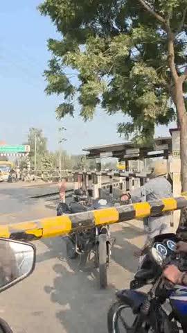 सब्जी लेने के लिए ट्रेन रोकी?
🚦 15 मिनट तक बंद रहा फाटक, इंजन में बैठकर सब्जी ले जाते दिखे कर्मचारी
सीतापुर जनपद के खैराबाद–लहरपुर रेलवे क्रॉसिंग से जुड़ा एक वीडियो सोशल मीडिया पर तेजी से वायरल हो रहा है। वायरल वीडियो में काली पॉलीथिन में सब्जी लेकर दो लोग ट्रेन के इंजन में बैठते हुए साफ नजर आ रहे हैं। बताया जा रहा है कि ये दोनों रेलवे कर्मचारी सब्जी लेने के लिए ट्रेन से उतरे थे।
इस दौरान रेलवे फाटक करीब 15 मिनट तक बंद रहा, जिससे सड़क के दोनों ओर वाहनों की लंबी कतारें लग गईं और राहगीरों को भारी परेशानी का सामना करना पड़ा। मौके पर मौजूद लोगों ने पूरी घटना का वीडियो बना लिया, जिसमें पीछे से ऑडियो में घटनाक्रम का विवरण भी दिया जा रहा है।
📱 वीडियो वायरल होने के बाद रेलवे प्रशासन की कार्यशैली पर सवाल उठने लगे हैं। स्थानीय लोगों का कहना है कि कर्मचारियों की लापरवाही के कारण आम जनता को अनावश्यक दिक्कत झेलनी पड़ी।
👉 अब देखना होगा कि रेलवे विभाग इस वायरल वीडियो पर क्या कार्रवाई करता है।
#Sitapur #Khairabad #Laharpur #RailwayCrossing
#ViralVideo #RailwayNews #PublicIssue #UPNews
