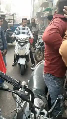 फिरोजाबाद: सेंट्रल चौराहे पर छात्रा से छेड़छाड़, भीड़ ने युवक को पकड़कर की पिटाई, वीडियो वायरल
फिरोजाबाद के थाना दक्षिण क्षेत्र अंतर्गत सेंट्रल चौराहे पर सरेआम एक छात्रा से छेड़छाड़ का मामला सामने आया है। आरोप है कि एक युवक बीच सड़क पर छात्रा के साथ अभद्रता कर रहा था। मौके पर मौजूद लोगों ने युवक को पकड़ लिया और उसकी जमकर पिटाई कर दी। इस घटना का करीब 30 सेकेंड का वीडियो सोशल मीडिया पर तेजी से वायरल हो रहा है।
वायरल वीडियो में देखा जा सकता है कि कुछ लोग युवक को पकड़कर मारपीट कर रहे हैं। भीड़ युवक को रोकने की कोशिश कर रही है, इसके बावजूद वह युवती को बीच सड़क पर पकड़ने का प्रयास करता नजर आ रहा है। बताया जा रहा है कि यह वीडियो थाना दक्षिण क्षेत्र के सेंट्रल चौराहे का है।
मामले का वीडियो सामने आने के बाद पुलिस ने संज्ञान लिया है। पुलिस का कहना है कि वायरल वीडियो के आधार पर मामले की जांच की जा रही है और आरोपी युवक की पहचान कर उसकी तलाश की जा रही है। घटना से इलाके में चर्चा का माहौल बना हुआ है।