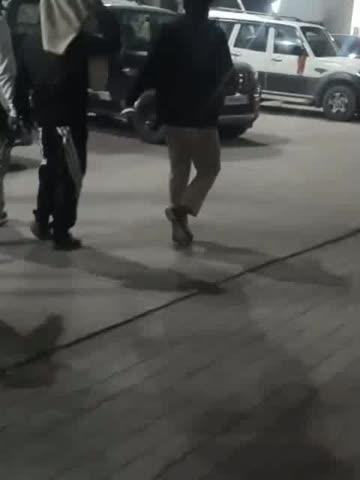 पैसे लेकर महिला ने कराया था गैंग रेप का झूठा केस, पुलिस ने की तफ्तीएस, महिला समेत पांच आरोपी गिरफ्तार। दिनांक-12.12.25, धारा-308(5)/231/308(4)/76/352/चान्हों थाना कांड सं० 181/25 351(2) (3)/61(2) भा०न्या०सं०-2023 के अनुसंधान के क्रम में प्राथमिकी नामजद अभियुक्त साबिर खान, नसीम अहमद, नसीहा खातून, विक्की खान, इम्तेयाज आलम को वादी के विरुद्ध मारपीट, रंगदारी मांगने एवं अपराधिक अतिचार करते हुए महिला के साथ छेड़छाड़ के आरोप में दिनांक-13.12.25 को पूछताछ के क्रम में गिरफ्तार किया गया। कांड के अनुसंधान के क्रम में यह बात प्रकाश में आयी है कि अभियुक्त साबिर खान एवं नसीम अहमद के द्वारा पूर्व के दुश्मनी को लेकर अपने ही गाँव के सद्दाम अंसारी एवं अन्य के विरुद्ध फर्जी तरीके से षडयंत्र के तहत् नसीहा खातून को फर्जी गैंग रेप का केस करने के लिए पैसे देकर तैयार किया गया एवं षडयंत्र के तहत् दिनांक 02.09.2025 को बेड़ो पहुँचकर फर्जी घटनास्थल का चिन्हित किया गया एवं फर्जी गवाह बनाते हुए अभियुक्तों के विरुद्ध झूठा केस बेड़ों थाना में थाना कांड सं0-85/25 दर्ज करवाया गया। चूंकि साबिर खान बलसोकरा के एक प्रभावशाली व्यक्ति हैं जिसका दुरुपयोग करते हुए कांड के अनुसंधान को प्रभावित करने का काम किया गया एवं अनुसंधान में व्यवधान उत्पन्न किया। सभी अभियुक्तों ने अपना अपना स्वीकारोक्ति बयान दिया जिसमें सभी अपना अपराध को स्वीकार किये हैं।