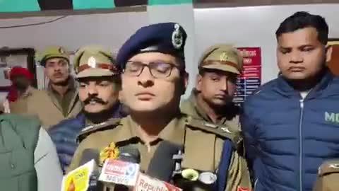 UP: हिंदूवादी दल और गोदी मीडिया चैनल का "पाकिस्तान के झंडे" का गलत आरोप!
बस्ती में ढाबे पर बवाल और मारपीट हुई। पुलिस ने हिंदूवादी दल के सदस्यों की शिकायत के आधार पर ढाबा मालिक शैलेश यादव और रफी को गिरफ्तार किया जबकि सदस्यों के खिलाफ कोई कार्रवाई नहीं हुई।