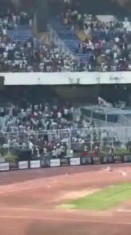 दिग्गज फुटबॉलर लियोनेल मेसी 14 साल बाद भारत आए। वो कोलकाता स्टेडियम में करीब 22 मिनट रुके। इस पर फैंस भड़क गए। कुर्सी–बोतलें फेंक दी। फैंस इस बात से नाराज थे कि उन्होंने इतना महंगा टिकट लिया और मेसी को ठीक से देख तक नहीं पाए। CM ममता बनर्जी ने मिस मैनेजमेंट पर माफी मांगी है।