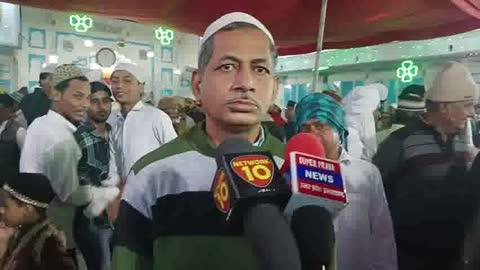 उर्स के आखिरी दिन हजरत सैय्यद मुल्ला मोहम्मदीशाह बाबा की उर्स के आखिरी रोज जायरिनों ने मांगी मुल्क में अमन चैन बनी रहे दुआऐं
प्रयागराज हजरत सैय्यद मुल्ला मोहम्मदीशाह बाबा का 200 वर्ष से ज्यादा उर्स मनाया जा रहा है आज उर्स का आखिरी दिन है जायरीन अपनी अपनी मुरादों को लेकर दूर दूर से बाबा के उर्स में मनाने पहुंच रहे हैं।बाबाके यहां गद्दी नशीन जी ने बताया कि बाबा का उर्स सालभर में एक बार मनाया जाता है सप्ताहभर चलने वाले उर्स में हजारों की संख्या में जायरिन अपनी अपनी दुआओं को लेकर पहुंचते रहते हैं मेले में बताशा और चाय बंटता है चने की दाल रोटी प्रसाद के रूपों में खिलाया जाता है आने वाले सभी जायरिनों को प्रसाद दिया जाता है। 
पवनदेव,लोकप्रिय,टीवी पत्रकार,प्रयागराज।