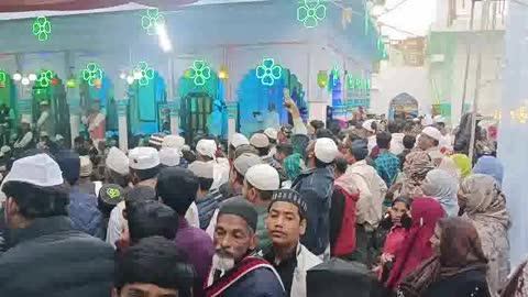 उर्स के आखिरी दिन हजरत सैय्यद मुल्ला मोहम्मदीशाह बाबा की उर्स के आखिरी रोज जायरिनों ने मांगी मुल्क में अमन चैन बनी रहे दुआऐं
प्रयागराज हजरत सैय्यद मुल्ला मोहम्मदीशाह बाबा का 200 वर्ष से ज्यादा उर्स मनाया जा रहा है आज उर्स का आखिरी दिन है जायरीन अपनी अपनी मुरादों को लेकर दूर दूर से बाबा के उर्स में मनाने पहुंच रहे हैं।बाबाके यहां गद्दी नशीन जी ने बताया कि बाबा का उर्स सालभर में एक बार मनाया जाता है सप्ताहभर चलने वाले उर्स में हजारों की संख्या में जायरिन अपनी अपनी दुआओं को लेकर पहुंचते रहते हैं मेले में बताशा और चाय बंटता है चने की दाल रोटी प्रसाद के रूपों में खिलाया जाता है आने वाले सभी जायरिनों को प्रसाद दिया जाता है। 
पवनदेव,लोकप्रिय,टीवी पत्रकार,प्रयागराज।