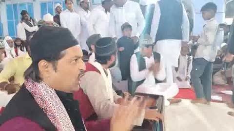 उर्स के आखिरी दिन हजरत सैय्यद मुल्ला मोहम्मदीशाह बाबा की उर्स के आखिरी रोज जायरिनों ने मांगी मुल्क में अमन चैन बनी रहे दुआऐं
प्रयागराज हजरत सैय्यद मुल्ला मोहम्मदीशाह बाबा का 200 वर्ष से ज्यादा उर्स मनाया जा रहा है आज उर्स का आखिरी दिन है जायरीन अपनी अपनी मुरादों को लेकर दूर दूर से बाबा के उर्स में मनाने पहुंच रहे हैं।बाबाके यहां गद्दी नशीन जी ने बताया कि बाबा का उर्स सालभर में एक बार मनाया जाता है सप्ताहभर चलने वाले उर्स में हजारों की संख्या में जायरिन अपनी अपनी दुआओं को लेकर पहुंचते रहते हैं मेले में बताशा और चाय बंटता है चने की दाल रोटी प्रसाद के रूपों में खिलाया जाता है आने वाले सभी जायरिनों को प्रसाद दिया जाता है। 
पवनदेव,लोकप्रिय,टीवी पत्रकार,प्रयागराज।