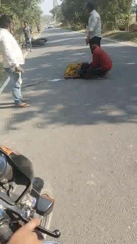 बाइक सवार बूढी मां को ठोकर भाग गया मधेपुरा जाने वाली रोड में