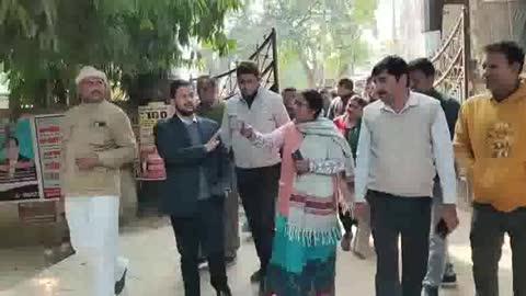 आलापुर के SIR प्रक्रिया के नोडल अधिकारी बनाए गए अम्बेडकरनगर जिले के अतिरिक्त उप जिला मजिस्ट्रेट अम्बेडकर नगर राजेश सिंह की अशोभनीय टिप्पणी से आलापुर में खड़ा हुआ काफी बखेड़ा आलापुर उपजिलाधिकारी सुभाष सिंह धामी एवं तहसीलदार पद्मेश श्रीवास्तव के मान-मनौव्वल से सड़क से हटी आंगनबाड़ी कार्यकत्रियों ने तहसील परिसर में की जम कर नारेबाजी