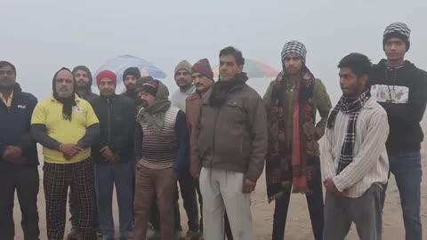 *स्वच्छता है एक नेक अभियान , आप भी दे अपना योगदान*।
कोहरे की चादर ओढ़े , कड़कड़ाती ठंड में  *सरस्वती सामाजिक सेवा संस्थान अरैल नैनी प्रयागराज* द्वारा प्रतिमाह चलने वाले स्वच्छता अभियान दिनांक - 14.12.2025 को *कार्यक्रम अधिकारी - सुनील कुशवाहा* के नेतृत्व में अरैल घाट, सेल्फी प्वाईंट पर भव्य स्वच्छता अभियान चलाया।
जिसमें उन्होंने आम जनमानस, स्नानार्थियों तीर्थ पुरोहितों एवं नाविकों से जन-जागरूकता अपील करते हुए घाट को साफ़ सुथरा रखने पर जोर दिया।
कार्यक्रम में सर्वश्री *कुंवर जी तिवारी, धीरज यादव, सहदेव चौरसिया, ऋषि दीक्षित, एडवोकेट आत्म प्रकाश यादव, संदीप केसरवानी,विनोद गुरानी, धीरज राजवानी, ज्ञान प्रकाश मिश्रा, शशिकांत पांडेय, पुष्पेंद्र कुमार द्विवेदी, कार्तिकेय तिवारी, इंदु प्रकाश सिंह, प्रियांशु उपाध्याय, शिबू सिंह, उज्जवल यादव, आर्यन यादव, सौरभ यादव, सनी यादव, निर्मल कुशवाहा, तुलसी तिवारी* आदि उपस्थित रहे।