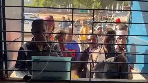 जशपुर जिले के धान खरीदी केंद्रों ने सर्वर फेल होने से दिनभर किसान होते रहे परेशान, धान खरीदी ठप—किसान रहे परेशान।
जशपुर जिले के विभिन्न धान खरीदी केंद्रों में पूरे दिन सर्वर फेल रहने से धान खरीदी व्यवस्था प्रभावित रही। सुबह से शाम तक सर्वर में बार-बार तकनीकी गड़बड़ी आने के कारण किसान खरीदी केंद्रों पर भटकते रहे।
शनिवार की शाम पांच बजे मिली जानकारी के अनुसार मनोरा धान खरीदी केंद्रों पर सर्वर डाउन रहने से न तो पंजीयन संबंधी कार्य हो सका और न ही धान खरीदी की प्रक्रिया आगे बढ़ पाई। इससे किसानों के साथ-साथ समिति प्रबंधक और कर्मचारी भी परेशान नजर आए।
धान खरीदी समितियों ने बताया कि लगातार तकनीकी समस्याओं के चलते खरीदी कार्य बाधित हो रहा है। उन्होंने व्यवस्था सुधारने के लिए शीघ्र तकनीकी हस्तक्षेप की मांग की है, ताकि किसानों को अनावश्यक परेशानी से राहत मिल सके।