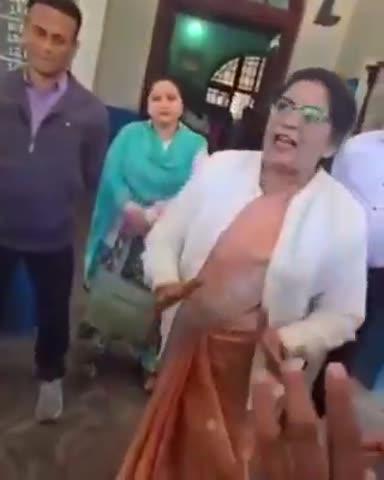 मध्य प्रदेश के सिवनी में....
VHP-बजरंग दल के सदस्यों ने एक ईसाई मिशनरी स्कूल में विरोध प्रदर्शन किया, आरोप लगाया कि छात्रों से बाइबिल की प्रार्थनाएं पढ़वाई जा रही थीं और "आमीन" बुलवाया जा रहा था।
उन्होंने दावा किया कि यह जबरन धर्म परिवर्तन की कोशिश थी और सख्त कार्रवाई की मांग करते हुए चेतावनी जारी की।
पुलिस तुरंत मौके पर पहुंची, छात्रों से बात की और क्लासरूम से मिली एक बाइबिल ज़ब्त कर ली। स्कूल परिसर के चारों ओर शांति बनाए रखने के लिए भारी पुलिस बल तैनात किया गया।