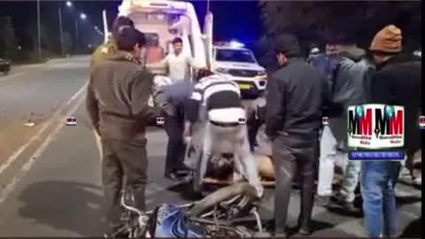 घटना कल कि बताई गई गढाकोटा दमोह रोड नये पेट्रोल पम्प के आगे बाइक सवार को मारी ट्रक ने टक्कर मौके पर दो कि मौत, तहसीलदार महेश दुबे मौके पर, दोनों मृतक वकायन दमोह के बताए जा रहे हैं