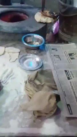 #Aligarh-मुस्लिम होटलों पर रोटी पर थूक लगाकर रोटी सेकने का चलन अब ट्रेंडिंग पर है,कभी कभार कुछ खाने-पीने का मन हो तो ऐसे वीडियो देखकर इच्छा खत्म हो जाती है,हाल ही में टप्पल इलाके के चाँद होटल का वीडियो सामने आया है,@aligarhpolice