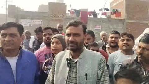 फीरोजाबाद नगर निगम  ठेकेदार के निर्माण कार्य अधूरा छोड़ने के कारण वार्ड नंबर 29 बसन्त विहार की जनता धरना करने पर मजबूर जनता का कहना की गंदगी और गलियों में  पानी भरने की समस्या और अन्य समस्याओं से जूझना पड़ता है