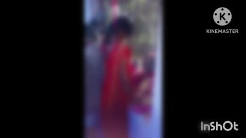 ग्राम मुरु में 29 वर्षीय विवाहिता ने अज्ञात कारणों से घर में फांसी लगाकर की आत्महत्या हिर्री पुलिस मामले की जांच में जुटी 
आज रविवार की सुबह 11:00 बजे हिर्री पुलिस से मिली जानकारी के अनुसार 
मृतक/ मृतिका का नाम - नीता पटेल पति टीकाराम पटेल उम्र 29 साल साकिन मुरू थाना हिरीं जिला बिलासपुर
सूचक पति टीकाराम पटेल पिता मोतीलाल पटेल उम्र 30 साल साकिन मुरू थाना हिरीं जिला बिलासपुर का हमराह कुंवर लाल पटेल पिता सहसराम पटेल उम्र 52 साल एवं ग्राम कोटवार हरिदास मानिकपुरी साकिनान मुरू थाना हिरीं का शनिवार की साम 5 बजे थाना उपस्थित आकर मौखिक मर्ग इंटीमेशन चाक कराया कि इसकी शादी सन 2015 में सामाजिक रीति रिवाज से ग्राम तुरकाडीह निवासी नीता पटेल के साथ हुआ था दोनों के दाम्पत्य जीवन से दो बच्चे लव पटेल 09 साल एवं पवन कुमार पटेल 07 साल का है सूचक शनिवार दिनांक 13/12/2025 को दोपहर करीबन 01 बजे किराना दुकान का सामान लेने चकरभाठा मार्केट गया था पत्नी नीता पटेल घर में थी सूचक करीबन 03.00 बजे सामान लेकर घर वापस आया और अपने रूम का दरवाजा को खोलकर देखा, नहीं खुला तो पीछे आकर खिडकी में लगे परदा को हटाकर देखा तो सूचक की पत्नी फांसी के फंदे पर लटके दिख रही थी उसके बाद सामने की दरवाजा को धक्का मारकर खोलकर अंदर जाकर देखा तो रोशनदान के ग्रील में लाल गुलाबी रंग के साड़ी के किनारे को फाड़ कर रस्सी नुमा फंदा बना कर फांसी लगाकर आत्म हत्या कर ली थी मृतिका की तबीयत कुछ दिनो से खराब थी जिसका ईलाज चल रहा था मेरी पत्नी नीता पटेल के द्वारा साडी का फंदा बनाकर कमरा के रोशनदान में फांसी लगाकर आत्महत्या करने से मृत्यु होना प्रतीत होता है कि सूचक की सूचना पर मर्ग क्रमांक 51/2025 धारा 194 बी एन एस एस कायम कर मर्ग पंचनामा कार्यवाही में लिया गया है 
फिलहाल घटना के बाद शनिवार को पुलिस ने शव को फांसी के फंदे से उतरवाकर बिल्हा के चिर घर भिजवा दिया था जिसके शव का आज रविवार को 11 बजे से पीएम करवाने की कार्यवाही की जा रही हैं एवं महिला ने किस वजह से आत्महत्या की है इसकी जांच जारी है 
फिलहाल पति का कहना है की की मृतिका नीता की तबीयत कुछ दिनों से काफी खराब चल रहे थी जिसका इलाज भी चल रहा था सायद इस वजह से उसने आत्महत्या की हैं हिर्री पुलिस मामले की जांच मे जुटी हुई हैं