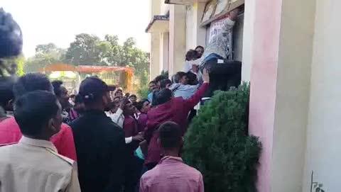 टीकमगढ़ जिले के जनपद पंचायत वलदेवगढ़ में खाद लेने आए किसानों से तहसीलदार ने की मारपीट सौशल मीडिया पर वायरल हुआ मीडिया, किसानो में भारी नाराजगी