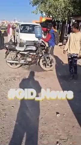 જંબુસર એસ.ટી. ડેપો સર્કલ નજીક ચાલતી બાઈકમાં અચાનક આગ, દોડધામ
જંબુસર (ભરૂચ):
ભરૂચ જિલ્લાના જંબુસર ખાતે એસ.ટી. ડેપો સર્કલ નજીકથી પસાર થતી એક બાઈકમાં આજે અચાનક આગ ભભૂકી ઉઠતાં વિસ્તારમાં અફરાતફરી મચી ગઈ હતી. ચાલતી બાઈકમાંથી અચાનક ધુમાડો અને આગ દેખાતા બાઈક ચાલકે સમયસર બાઈક રોકી નીચે ઉતરી જતાં મોટો અકસ્માત ટળી ગયો હતો.
ઘટનાની જાણ થતાં આસપાસના સ્થાનિક દુકાનદારો તથા ત્યાંથી પસાર થતા વાહન ચાલકો તાત્કાલિક મદદે દોડી આવ્યા હતા અને પાણીનો મારો ચલાવી આગ પર કાબૂ મેળવ્યો હતો. આગની ઘટનાને કારણે એસ.ટી. ડેપો સર્કલ વિસ્તારમાં થોડા સમય માટે ટ્રાફિકજામની સ્થિતિ પણ સર્જાઈ હતી.
સદનસીબે આ ઘટનામાં કોઈ જાનહાની થવા પામી નથી, જોકે બાઈકને ભારે નુકસાન પહોંચ્યું હોવાનું જાણવા મળ્યું છે. બાઈકમાં આગ લાગવાનું ચોક્કસ કારણ જાણવા માટે તપાસ હાથ ધરવામાં આવી છે.