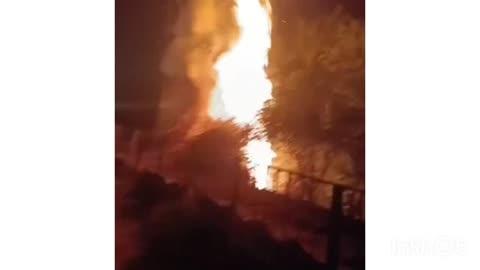 जलालाबाद तहसील के चौरसिया गांव में बीती रात बिजली की चिंगारी से भीषण आग लग गई। इस घटना में बठिया (गोबर के उपले), यूकेलिप्टस की लकड़ियां और पुआल के ढेर जलकर राख हो गए। यह सारा सामान सूखे पड़े एक तालाब में रखा हुआ था, जिससे कई ग्रामीणों को हजारों का नुकसान हुआ है