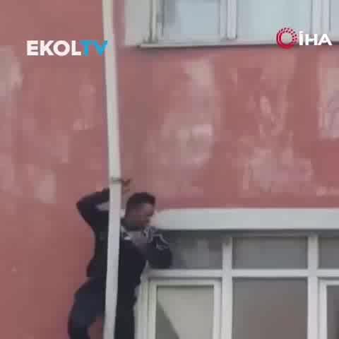 तुर्की के इस्तांबुल शहर के सुल्तान गाज़ी इलाके में एक 5 मंज़िला इमारत की छत पर भीषण आग लग गई।
आग लगने के दौरान एक विदेशी नागरिक जान बचाने के लिए पानी के पाइप को पकड़कर तीसरी मंज़िल तक नीचे उतरा, लेकिन वह ज़्यादा देर खुद को संभाल नहीं सका और नीचे गिर गया।
घटना से इलाके में अफरा-तफरी मच गई।
फायर ब्रिगेड और राहत टीमें मौके पर पहुंचीं, हालात पर काबू पाने की कोशिश जारी है।