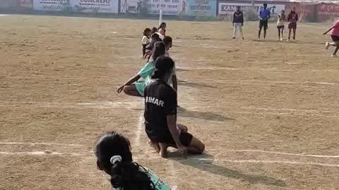 लखीसराय जिले के सूर्यगढ़ा प्रखंड स्थित +2 पब्लिक हाई स्कूल के खेल मैदान में रविवार को खो-खो अंडर-18 बालक एवं बालिका जिला स्तरीय टीम के चयन हेतु ओपन ट्रायल का सफल आयोजन किया गया। यह ट्रायल सुबह 8 बजे से 10 बजे तक चला, जिसमें जिले के सभी प्रखंडों के सरकारी एवं निजी विद्यालयों से आए खिलाड़ियों ने उत्साहपूर्वक भाग लिया।
कार्यक्रम का शुभारंभ अभिशेख आनंद द्वारा नारियल फोड़कर किया गया। इस आयोजन का मुख्य उद्देश्य बालक वर्ग से 15 तथा बालिका वर्ग से 15 खिलाड़ियों का चयन कर कुल 30 सदस्यीय मजबूत जिला टीम का गठन करना था। ट्रायल के दौरान खिलाड़ियों ने अपनी फुर्ती, रणनीति और खेल कौशल का शानदार प्रदर्शन किया।
निष्पक्ष चयन प्रक्रिया सुनिश्चित करने के लिए रेफरी की भूमिका नीतीश कुमार एवं रवि कुमार ने निभाई। चयनकर्ताओं ने खिलाड़ियों के प्रदर्शन का बारीकी से मूल्यांकन किया।
लखीसराय जिला खो-खो एसोसिएशन के सचिव अमित कुमार ने बताया कि चयनित खिलाड़ी आगामी 20 और 21 दिसंबर को जमुई जिले में आयोजित होने वाली राज्य स्तरीय खो-खो प्रतियोगिता में लखीसराय जिले का प्रतिनिधित्व करेंगे।
मौके पर वार्ड पार्षद अमित कुमार पटेल, निजी विद्यालय संचालक टी. जे. थॉमस एवं विभिन्न विद्यालयों के शिक्षक उपस्थित रहे। वार्ड पार्षद अमित कुमार पटेल ने कहा कि खेल बच्चों में अनुशासन, आत्मविश्वास और टीम भावना विकसित करता है। आयोजन के दौरान खिलाड़ियों में काफी उत्साह देखने को मिला, जिससे जिले में खेल प्रतिभा के उज्ज्वल भविष्य की झलक मिली।