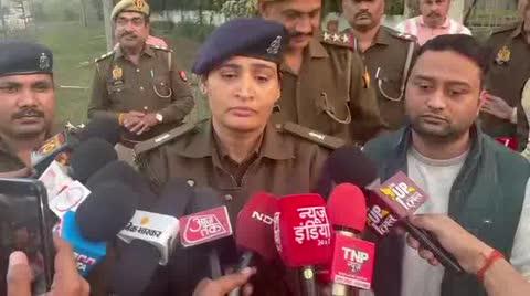 गैंगस्टर एक्ट में बड़ी कार्रवाई: नवाबाद पुलिस ने 20 करोड़ से अधिक की संपत्ति कुर्क की।
थाना नवाबाद पुलिस ने बड़ी कार्रवाई करते हुए गैंगस्टर एक्ट के अंतर्गत पूर्व सपा विधायक दीपनारायण उर्फ दीपक की करोड़ों रुपये की चल-अचल संपत्ति कुर्क की है। यह कार्रवाई जिला मजिस्ट्रेट झाँसी के आदेश पर की गई, जिसमें राजस्व टीम के अधिकारियों एवं कर्मचारियों के साथ पुलिस बल मौजूद रहा।
प्रशासन द्वारा दी गई जानकारी के अनुसार गैंगस्टर एक्ट से संबंधित अभियोग में आरोपी द्वारा अपराध से अर्जित संपत्तियों को चिन्हित कर कुर्की की कार्रवाई अमल में लाई गई। कुर्क की गई संपत्तियों में ग्राम भगवन्तपुरा, करगुवाँ एवं बनगुवाँ स्थित भूमि, मकान सहित अन्य अचल संपत्तियाँ तथा चार पहिया वाहन शामिल है। कुर्क संपत्तियों की कुल मूल्यांकन कीमत लगभग 5 करोड़ 4 हजार 190 रुपये आंकी गई है, जबकि इनका बाजार मूल्य करीब 20 करोड़ 26 लाख 52 हजार 260 रुपये बताया गया है।
कार्रवाई के दौरान नगर क्षेत्र की पुलिस, तहसीलदार, क्षेत्रीय लेखपाल सहित थाना नवाबाद के अधिकारी एवं कर्मचारी मौके पर मौजूद रहे। पुलिस प्रशासन ने स्पष्ट किया कि यह कार्रवाई उत्तर प्रदेश गिरोह बंद एवं समाज विरोधी क्रियाकलाप (निवारण) अधिनियम 1986 की धारा 14(1) के तहत की गई है।
सिटी पुलिस अधीक्षक प्रीति सिंह।