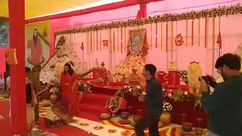 भारतीय शक्ति चेतना पार्टी की राष्ट्रीय अध्यक्ष बहिन संध्या शुक्ला जी का स्वागत वंदन अभिनंदन करते हुए भाजपा की संसद फूलपुर क्षेत्र प्रयागराज के अखंड श्री दुर्गा चालीसा पाठ में