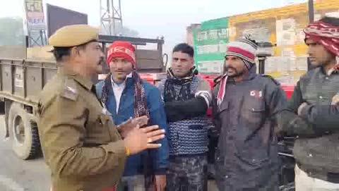 हिण्डोन सदर थाना पुलिस ने खेड़ा तिराहे पर ट्रेक्टर ट्राली ड्राइवर को सड़क सुरक्षा के तहत 
की समझाइश