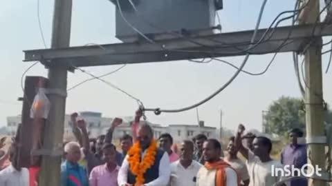 सांसद डा निशिकांत दुबे की पहल पर प्रखंड के भलगढ़ा गोंदलीटील्हा में नया ट्रांसफार्मर लगा। जिसका उद्घाटन पूर्व नपा अध्यक्ष भाजपा नेता संजय यादव. ने किया। ग्रामीणों ने सांसद के प्रति आभार प्रकट किया।
