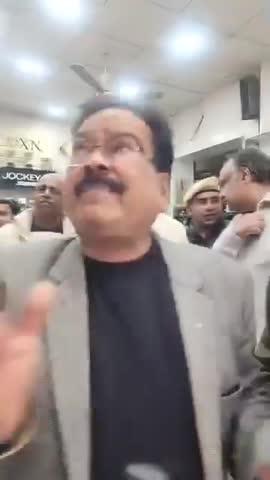 * *नरवाना में अपराधियों के हौंसले बुलंद, दिन दहाड़े बाजार में जैन गारमेंट्स की दुकान पर  गोली चलाई*
जिसमे दुकानदार व ग्राहक बाल बाल बचे
गोली चलाने से पहले  नरेश जैन को खुद पर्ची देकर 50 लाख की  फ़िरोती मांगी
फिरौती नही दी तो 3 दिन में जान से मार देंगे इससे पहले भी व्यपारी नरेश जैन से फिरौती मांगी गई हैगोली चलाने के बाद बदमाश डॉ सिंगला वाली गली की तरफ से मॉडल टाउन की तरफ भाग गयाकल रात से कर रहा था रेकी सीसीटीवी कैमरे में वारदात कैद