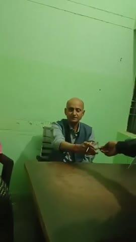 खुलेआम घूस ले रहे हैं और ऊपर से मानसिकता पर ज्ञान दे रहे हैं। गोरखपुर के बेलघाट सीएचसी में तैनात डॉक्टर का कथित बयान व्यवस्था की सच्चाई दिखाता है।
डॉक्टर का कहना है कि वे 35 साल से सेवा में हैं और डॉक्टर की पढ़ाई फ्री में नहीं होती।