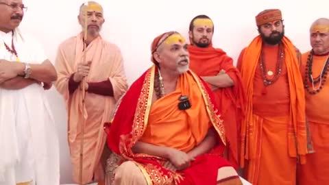 प्रधानमंत्री कार्यालय का नाम “सेवातीर्थ” किए जाने पर शंकराचार्य स्वामी अविमुक्तेश्वरानन्द सरस्वती ने प्रधानमंत्री को पत्र लिखकर विरोध जताया है।
शंकराचार्य का कहना है कि धार्मिक शब्दावली का इस तरह प्रयोग सनातन परंपरा की मूल भावना के अनुरूप नहीं है।
पत्र में उन्होंने अपने तर्क रखते हुए इसे धार्मिक शब्दों के दुरुपयोग से जोड़ा है और इस निर्णय पर पुनर्विचार की मांग की है।
उनके अनुसार, यह विषय आस्था और परंपरा से जुड़ा है, इसलिए सनातनियों को उनके तर्क अवश्य सुनने चाहिए।