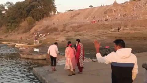 छोटे पंडित एक प्रेम कहानी फिल्म की नर्मदापुरम में चल रही शूटिंग
अंतरजातीय युवक से प्रेम प्रसंग पर आधारित फिल्म नर्मदापुरम (होशंगाबाद) में कई फिल्मों और वेब सीरीज की शूटिंग हो चुकी है, जिनमें मुख्य रूप से महारानी (सीजन 2 और 3, और अब सीजन 4 भी) शामिल है। इसके अलावा, टॉयलेट एक प्रेम कथा राजनीति, निर्मल पाठक की घर वापसी जैसी फिल्मों की भी शूटिंग यहां हुई है। पचमढ़ी में भी प्रकाश झा की फिल्म चक्रव्यूह की शूटिंग हो चुकी हैं। हाल ही में नर्मदापुरम में फिल्म प्रोडक्शन बढ़ रहा है।  नर्मदापुरम में फिल्म छोटे पंडित की शूटिंग की जा रही है। शूटिंग निमसाड़िया सहित नर्मदा किनारे की कई लोकेशन पर हो रही हैं । फिल्म बुंदेली, भोजपुरी, हिंदी में बनाई जा रही हैं।
वीओ 01महादेव फिल्म प्रोडक्शन के बैनर तले फिल्म बन रही है। फिल्म के प्रोड्यूसर राजेश गुप्ता एवं फिल्म के डायरेक्टर अरविंद त्रिपाठी एवं फिल्म अभिनेत्री संजीता वेनर्जी ने और  चुलबुली पांडे ने छोटे पंडित फिल्म कि कहानी को लेकर विशेष वार्ता की। फिल्म एक महिला डीएसपी की बायोपिक है। 
वीओ 02 यह कहानी एक युवा युवक-युवती की प्रेम कहानी की है जो जातिगत वर्ण व्यवस्था पर आधारित है। एक गांव में छोटे पंडित नाम का एक युवक रहता है। उसे दलित युवती से प्रेम था। दोनों के प्रेम प्रसंग का गांव वालों को पता लगता है, तो वह समाज में ऐसा चलन शुरू नहीं हो इसके लिए युवती को मारकर नर्मदा में फेंक देते हैं, लेकिन युवती जीवित रहती है, नेमावर मैं युवती एक संत को मिलती है। वह संत उसे सहारा देकर पालते हैं, पढ़ाते हैं। युवती पढ़ लिखकर डिप्टी कलेक्टर बनती है। लेकिन वह डिप्टी कलेक्टर की पोस्ट ज्वाइन नहीं करती और कुछ दिन बाद वह आईपीएस बन जाती है। संयोग से उसकी पोस्टिंग उसी जिले में होती है जहां उसे मारा गया था। 
वीओ 03जब वह डीएसपी बनकर वहां पहुंचती है तो वर्षों पुराने उस मामले को ओपन कर जांच शुरू करती है। मुख्य रोल में अभिनेत्री संजीता वेनर्जी, जैकी भावसार हैं।अभिनेत्री संचीता बैनर्जी चुलबुली पांडे कई भोजपुरी फिल्मों और टीवी धारावाहिकों में काम कर चुकी हैं। वे इस फिल्म में मुख्य रोल में डीएसपी के रोल में दिखाई देंगी। उनके साथ जैकी भावसार लीड रोल में हैं। इस फिल्म के फिल्मांकन में 60 प्रतिशत स्थानीय प्रतिभाओं को फिल्म में स्थान दिया गया है।