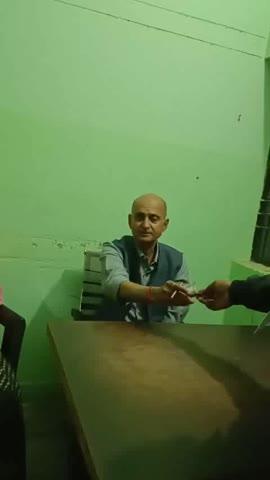 गोरखपुर. ।। सर से बाल उड़ गए,लेकिन रिश्वतखोरी नहीं छूटी,विडियों सोशलमीडिया पर हुआ वायरल।
सीएचसी बेलघाट में डॉक्टर अखिलेश सिंह बोलें 35 साल से सर्विस में हूं,तुम लोगों की मानसिकता नहीं बदली। डॉक्टर की पढ़ाई फ्री में नहीं होती गर्भवती के परिजनों से 500 रुपए मांगें।
