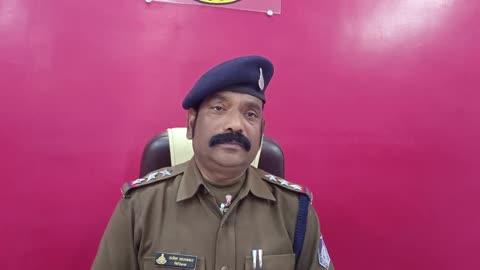 भैंसदेही पुलिस की बड़ी कार्यवाही अवैध विस्फोटक पदार्थ के साथ युवक गिरफ्तार 
भैंसदेही/मनीष राठौर
ANCHOR - भैंसदेही पुलिस ने मुखबिर की सुचना पर अवैध विस्फोटक पदार्थ के साथ एक युवक को गिरफ्तार किया। पुलिस से मिली जानकारी अनुसार चिचोलीढाना निवासी राजेंद्र ढढोरे के खेत के मकान में अवैध रखें 100 नग टूयूब टाईप विस्फोटक पदार्थ पुलिस ने बरामद किए। युवक के पास इन्हें रखने के दस्तावेज नहीं पाएं जाने पर थाना प्रभारी ने बड़ी कार्यवाही करते हुए विस्फोटक पदार्थ अधिनियम के तहत् मामला दर्ज कर युवक को गिरफ्तार कर जेल भेजा।
वहीं थाना प्रभारी राजेश सातनकर ने बताया कि मुखबिर की सुचना पर चिचोलीढाना निवासी 35 वर्षीय युवक राजेन्द्र डढोरे के बगदरा रोड़ पर स्थित खेत में अवैध 100 नग टूयूब टाईप विस्फोटक पदार्थ सहित वायर बंडल बरामद किया गया। पुछताछ में युवक के पास विस्फोटक पदार्थ रखने के दस्तावेज नहीं पाएं जाने पर विस्फोटक पदार्थ अधिनियम के तहत् विभिन्न धाराओं में मामला दर्ज कर गिरफ्तार किया गया। 
बाइट।। राजश सातनकर थाना प्रभारी भैंसदेही