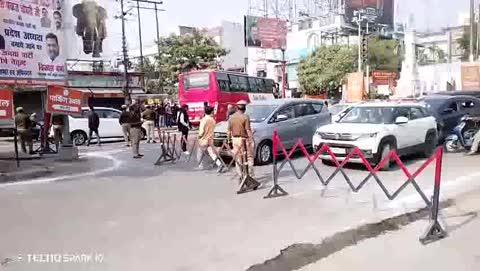 भाजपा संगठन पर्व में अव्यवस्थित यातायात से हाहाकार, विधायक-जनता व मीडिया घंटों जाम में फंसे
जे,बी,सिंह                         
लखनऊ। आशियाना क्षेत्र स्थित लॉ कॉलेज के सभागार में भारतीय जनता पार्टी उत्तर प्रदेश के संगठन पर्व के अवसर पर आयोजित प्रदेश अध्यक्ष एवं राष्ट्रीय परिषद सदस्य निर्वाचन समारोह के दौरान यातायात व्यवस्था पूरी तरह चरमरा गई। कार्यक्रम के चलते पावर हाउस चौराहे से लेकर सभागार तक भारी जाम की स्थिति बनी रही, जिससे आम जनता को घंटों तक परेशानी का सामना करना पड़ा।
स्थिति यह रही कि पावर हाउस चौराहे से कार्यक्रम स्थल तक जाने के लिए कई विधायकों को भी बाहर का रास्ता दिखाया गया। आरोप है कि जिन लोगों ने अपनी “हनक” के बल पर पुलिस पर दबाव बनाया, उन्हें आगे जाने की अनुमति दे दी गई, जबकि दबाव न बना पाने वाले जनप्रतिनिधियों, मीडिया कर्मियों और आम नागरिकों को वापस लौटकर वैकल्पिक मार्गों से कार्यक्रम स्थल पहुंचने का प्रयास करना पड़ा।
पुलिस प्रशासन की इस कथित दोहरी व्यवस्था से कई प्रतिष्ठित विधायक, पत्रकार एवं आम नागरिक खासे निराश नजर आए। कार्यक्रम जैसे महत्वपूर्ण आयोजन में अव्यवस्थित ट्रैफिक प्रबंधन और समान व्यवहार के अभाव ने प्रशासन की कार्यशैली पर सवाल खड़े कर दिए हैं। लोगों ने भविष्य में ऐसे आयोजनों के दौरान बेहतर यातायात प्रबंधन और सभी के साथ समान व्यवहार सुनिश्चित करने की मांग की है।