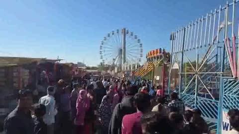 रविवार ताप्ती मेले में उमड़ी भारी भीड़, पुलिस प्रशासन रहा मुस्तैद
मुलताई। रविवार को ताप्ती मेले में भारी संख्या में श्रद्धालुओं व नगरवासियों की भीड़ उमड़ी,भीड़ को देखते हुए पुलिस प्रशासन पूरी तरह मुस्तैद नजर आया और सुरक्षा व यातायात व्यवस्था के पुख्ता इंतजाम किए गए।
ट्रैफिक व्यवस्था को सुचारू बनाए रखने के लिए मुरारी तिराहे से नाका नंबर एक तक मार्ग को वन-वे किया गया, जिससे वाहनों की आवाजाही में किसी प्रकार की अव्यवस्था न हो। यातायात व्यवस्था पर स्वयं थाना प्रभारी नरेंद्र सिंह परिहार मौके पर मौजूद रहकर निगरानी करते दिखाई दिए और पुलिस कर्मियों को आवश्यक दिशा-निर्देश दिए।
ताप्ती मेले में सुरक्षा की दृष्टि से आधुनिक तकनीक का उपयोग करते हुए ड्रोन कैमरे से निगरानी की गई। 
वहीं मेला परिसर में जगह-जगह पुलिस बल और एनआरएस के सदस्यों को तैनात किया गया, जिससे किसी भी अप्रिय घटना से निपटा जा सके।
पुलिस की सतर्कता और बेहतर प्रबंधन के चलते ताप्ती मेला शांतिपूर्ण व सुरक्षित वातावरण में संपन्न हो रहा है।
मेले में उपस्थित लोगों ने भी पुलिस प्रशासन की व्यवस्थाओं की सराहना की।