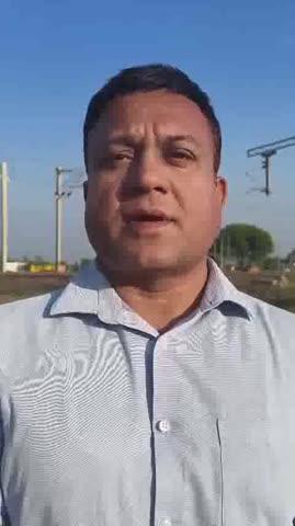 अशोकनगर बहादुरपुर 
शासकीय उच्चतर माध्यमिक विद्यालय बहादुरपुर के छात्रों का औद्योगिक भ्रमण  के समय बस दुर्घटनाग्रस्त होने की जानकारी 
--
अनुविभागीय राजस्व अधिकारी मुंगावली श्री इसरार खान ने बताया कि रविवार दिनांक 14 दिसम्बर 2025 को प्रातः 09 बजे शासकीय उच्चतर माध्यमिक विद्यालय बहादुरपुर के कक्षा 11 वीं एवं 12 वीं के 48 छात्रों का दल आई.टी.आई विदिशा के शैक्षणिक भ्रमण के लिये बस कमांक एम.पी.67 पी.0113 से बहादुरपुर से रवाना हुआ था। लगभग प्रातः 10: 45 बजे जिला विदिशा के ग्राम जोहद के समीप सगड नदी पर बने पुल पर अन्य वाहन से क्रॉसिंग के समय छात्रों की बस असंतुलित होकर पुल से नीचे गिर कर दुर्घटनाग्रस्त हो गई। इस दुर्घटना में सभी 48 छात्रो सहित बस में उपस्थित 04 विद्यालय स्टॉफ और विद्यालय के शिक्षक का 08 वर्षीय पुत्र सिद्वार्थ अहिरवार घायल हुये। सभी का प्राथमिक उपचार शासकीय चिकित्सालय गंजबासोदा जिला विदिशा में किया गया। कुल 09 छात्रो को अग्रिम उपचार एवं जॉच हेतु मेडीकल कॉलेज विदिशा रेफर किया गया है जिनके नाम है- विकास अहिरवार, भूपेन्द्र कुशवाह, योगेश पाल, अभिषेक यादव, रविन्द्र साहू, अभिषेक कुशवाह, प्रदीप कुशवाह, सचिन प्रजापति, रिहान शाह । मौके पर विदिशा जिले के प्रशासनिक अधिकारियों के साथ अशोकनगर जिले के प्रशासनिक अधिकारी उपस्थित हैं।
#CollectorAshokNagar
#AshokNagar