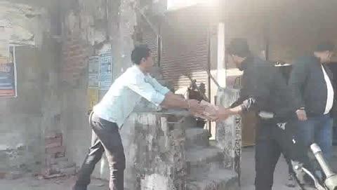 चंपावत: अमोड़ी में NH पर सरकारी जमीन से तीन दुकानें जेसीबी से ध्वस्त!
रीप परियोजना भवन के लिए एसडीएम अनुराग आर्य के दिशा-निर्देश में तहसीलदार ने हटाया अतिक्रमण।
चंपावत ।(अमोड़ी)।  जिलाधिकारी मनीष कुमार के आदेशानुसार तथा एसडीएम अनुराग आर्य के दिशा-निर्देश में रविवार 14 दिसंबर को तहसीलदार बृजमोहन आर्य के नेतृत्व में राष्ट्रीय राजमार्ग से सटी सरकारी भूमि पर बनी तीन दुकानों को जेसीबी से ध्वस्त कर दिया गया। इस भूमि पर रीप परियोजना का सरकारी भवन बनने का प्रस्ताव है, जिसका कार्य प्रगति पर है। वहीं एसडीएम अनुराग आर्या का कहना है कि जिलाधिकारी मनीष कुमार के सख्त निर्देशों के अनुपालन में अमोड़ी में राष्ट्रीय राजमार्ग पर सरकारी भूमि से अवैध अतिक्रमण हटाया गया है। रीप परियोजना के सरकारी भवन निर्माण को सुनिश्चित करने हेतु यह कार्रवाई आवश्यक थी। क्षेत्र में भविष्य में भी किसी भी प्रकार के अवैध कब्जे को बर्दाश्त नहीं किया जाएगा, और अतिक्रमण मुक्त अभियान निरंतर जारी रहेगा। प्रशासन पूर्ण प्रतिबद्धता के साथ कार्य कर रहा है।तहसीलदार बृजमोहन आर्य ने कहा, क्षेत्र में अवैध अतिक्रमण को पनपने नहीं दिया जाएगा। आगे भी कार्रवाई जारी रहेगी।
अतिक्रमण हटाने वाली टीम में तहसीलदार बृजमोहन आर्य के अलावा बीडीओ अशोक सिंह अधिकारी, रीप परियोजना प्रबंधक शुभांकर झा, राजस्व निरीक्षक दिनदयाल वर्मा, राजस्व उप निरीक्षक जीवन सिंह रिंगवाल तथा चलथी चौकी प्रभारी अपनी पूरी टीम के साथ मौजूद थे।